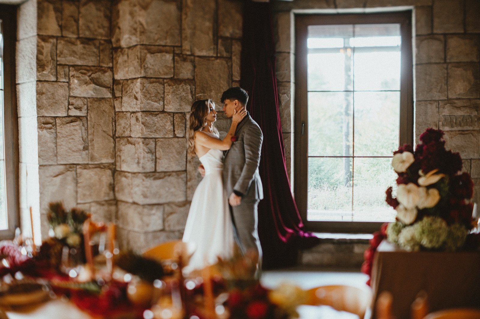 Para młoda w sali Starej Stacji