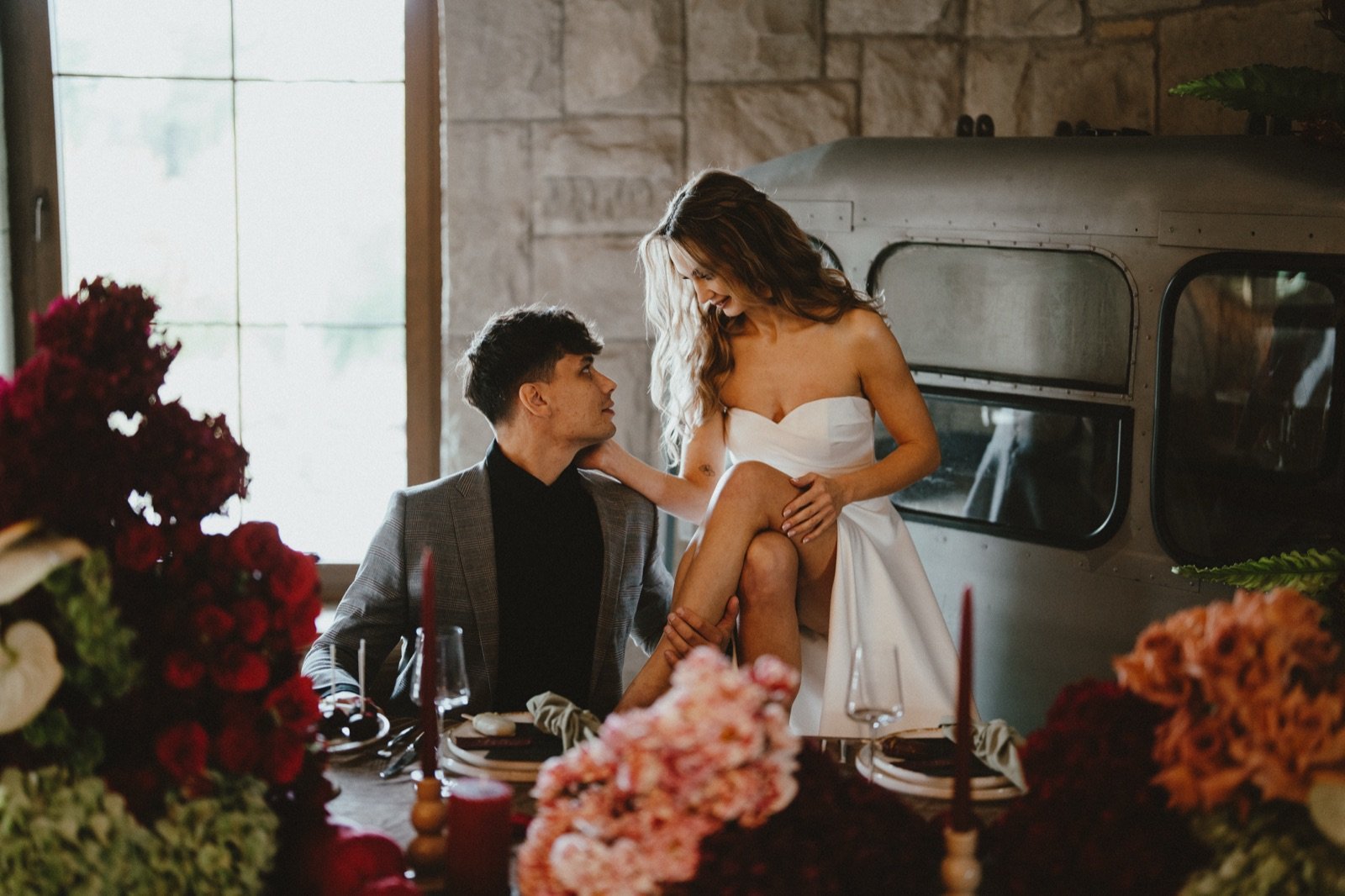 Para młoda przy zabytkowym wagoniku